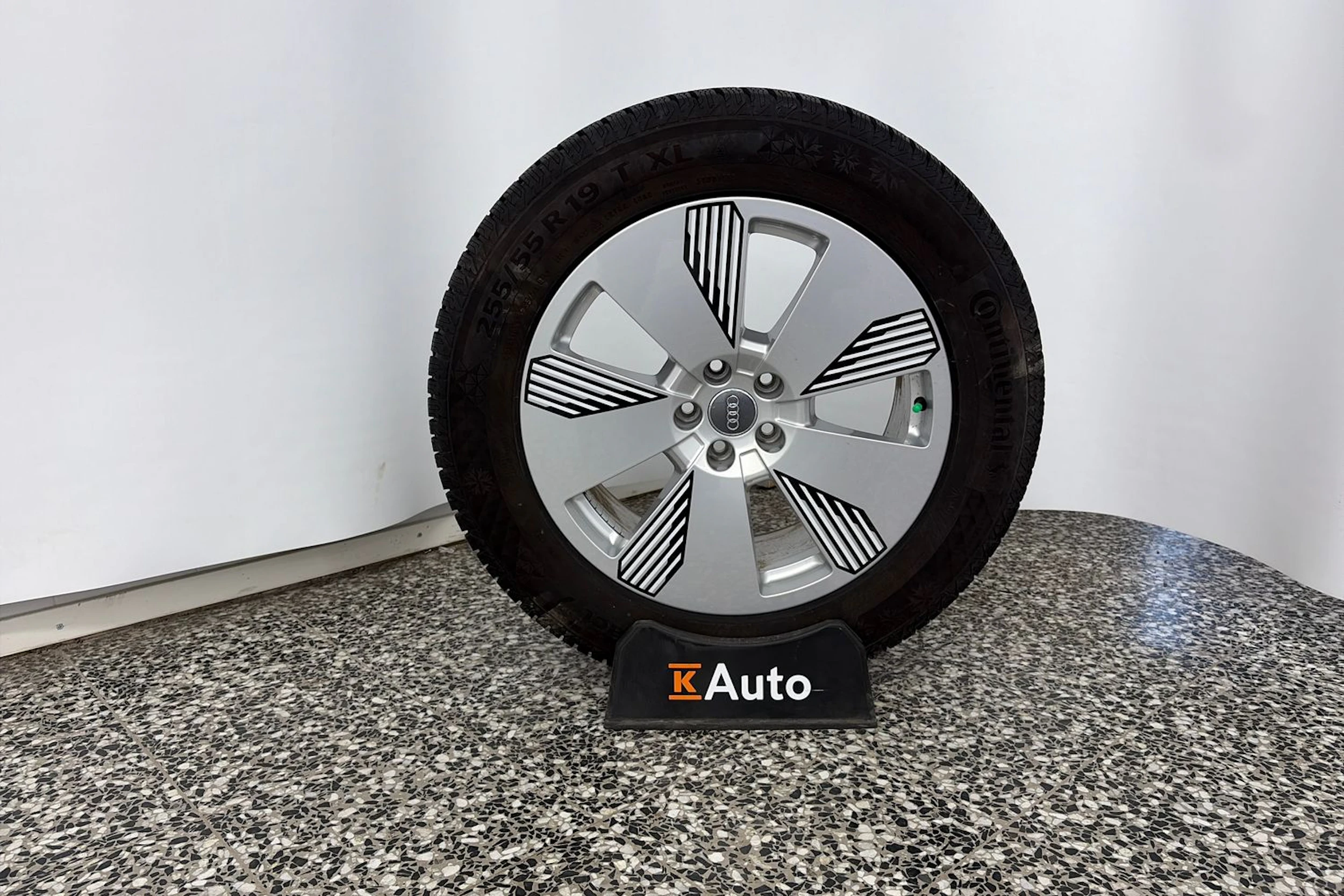 sininen Audi Q8 e-tron 2024 kuva 10.