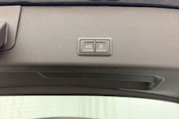 sininen Audi Q8 e-tron 2024 kuva 12.