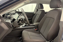 sininen Audi Q8 e-tron 2024 kuva 13.