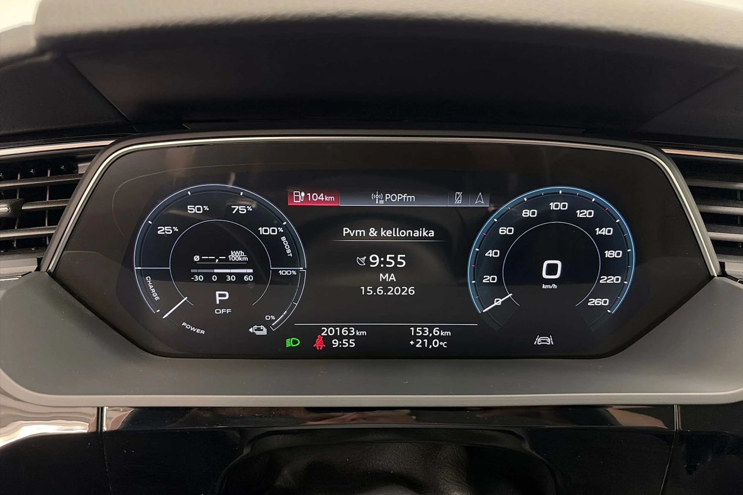 sininen Audi Q8 e-tron 2024 kuva 14.