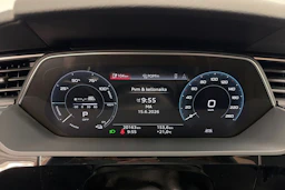 sininen Audi Q8 e-tron 2024 kuva 14.