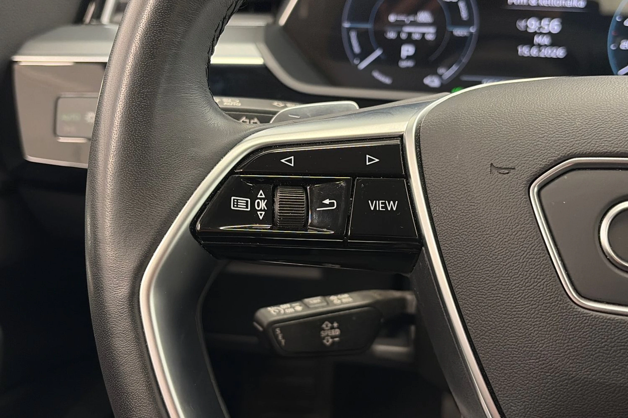 sininen Audi Q8 e-tron 2024 kuva 15.