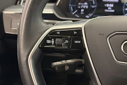 sininen Audi Q8 e-tron 2024 kuva 15.