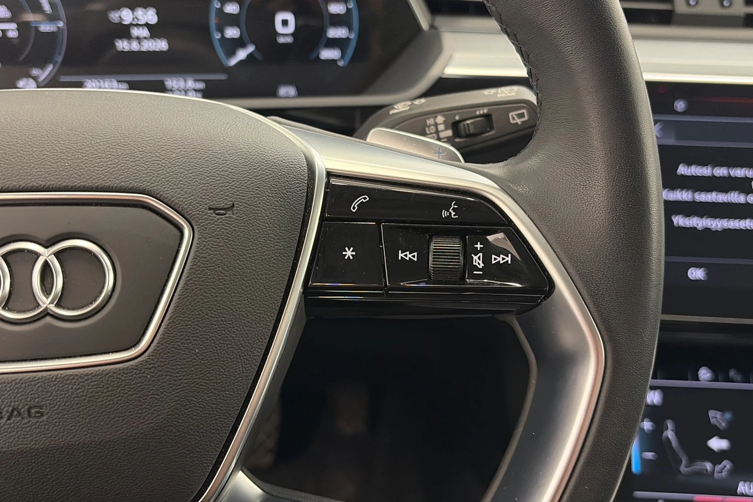 sininen Audi Q8 e-tron 2024 kuva 16.