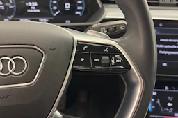 sininen Audi Q8 e-tron 2024 kuva 16.
