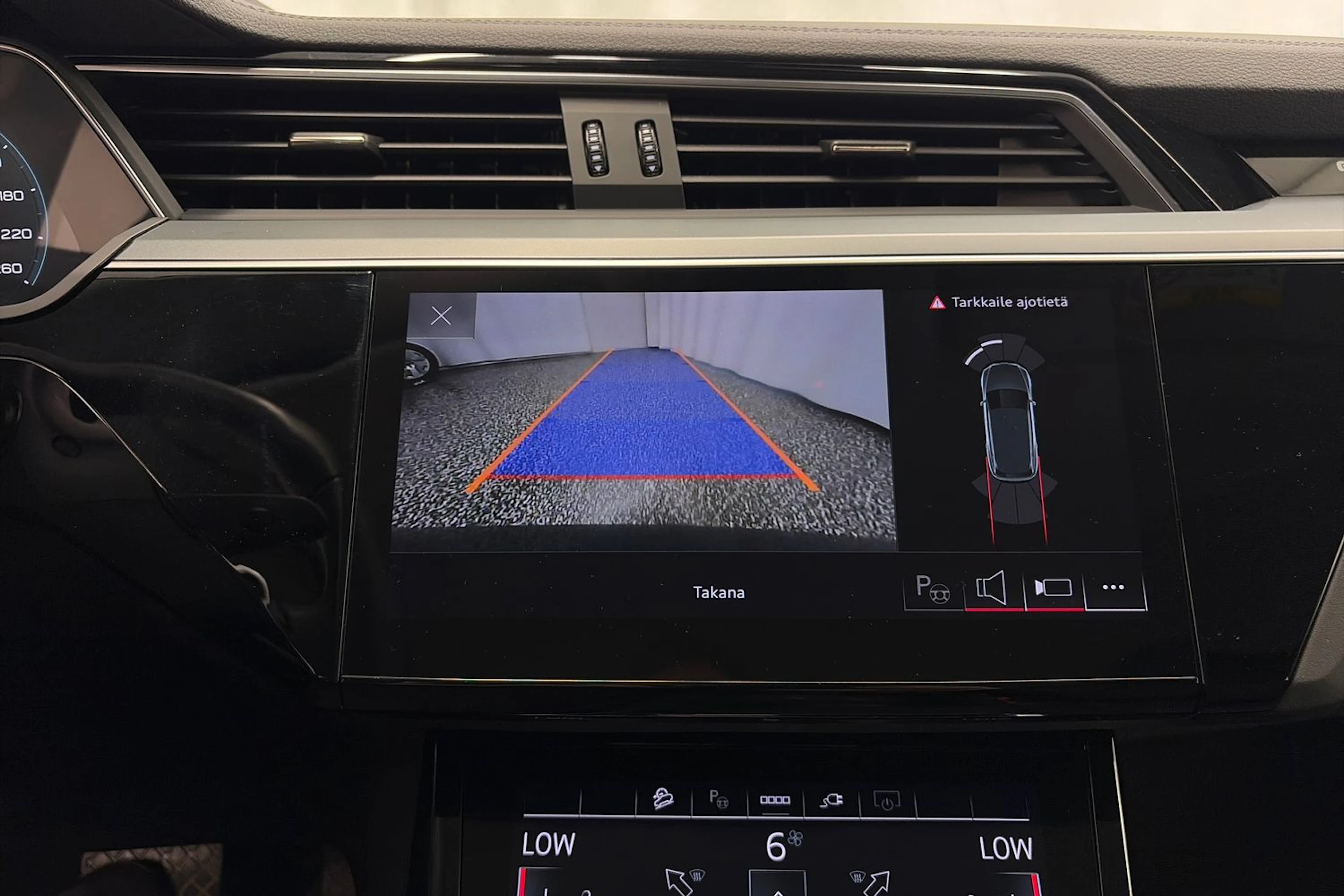 sininen Audi Q8 e-tron 2024 kuva 19.