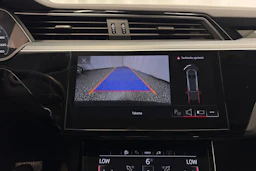 sininen Audi Q8 e-tron 2024 kuva 19.