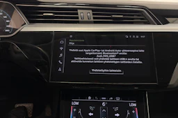 sininen Audi Q8 e-tron 2024 kuva 20.