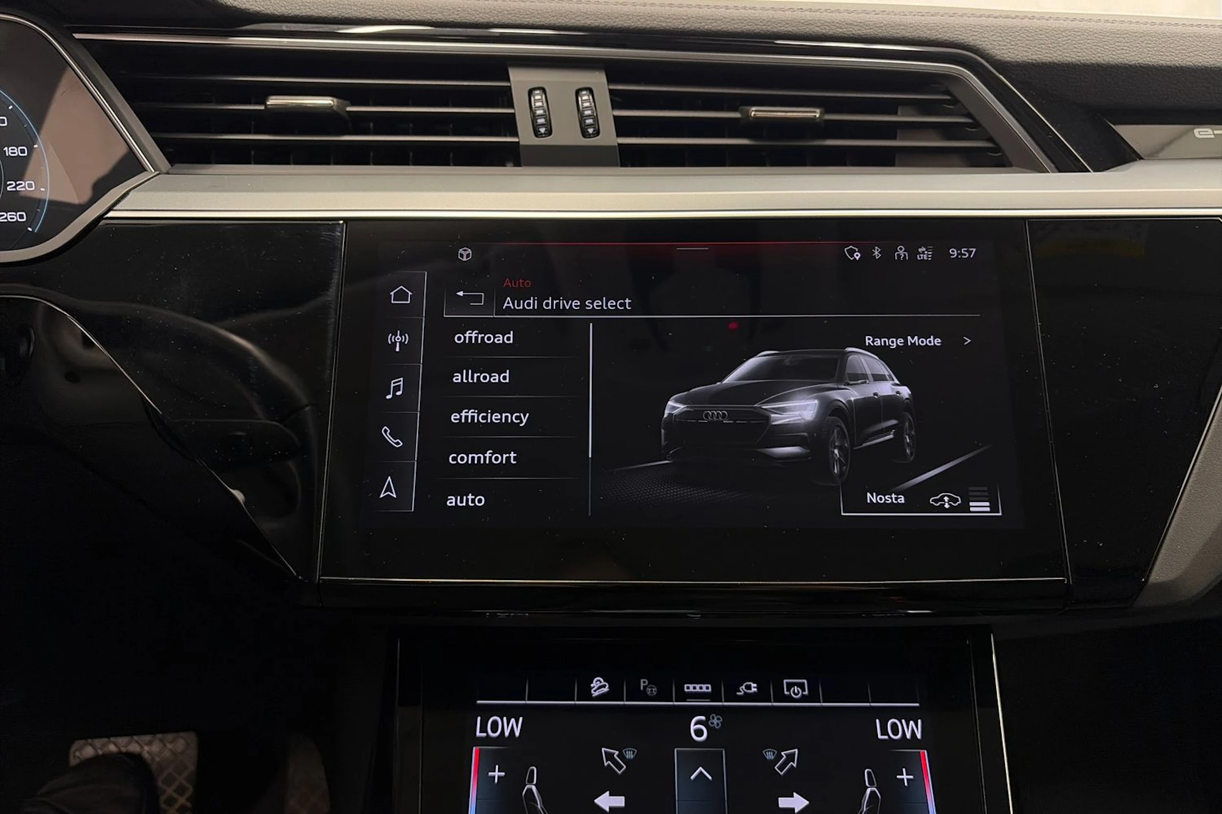 sininen Audi Q8 e-tron 2024 kuva 21.