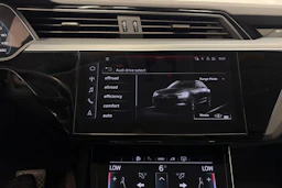 sininen Audi Q8 e-tron 2024 kuva 21.