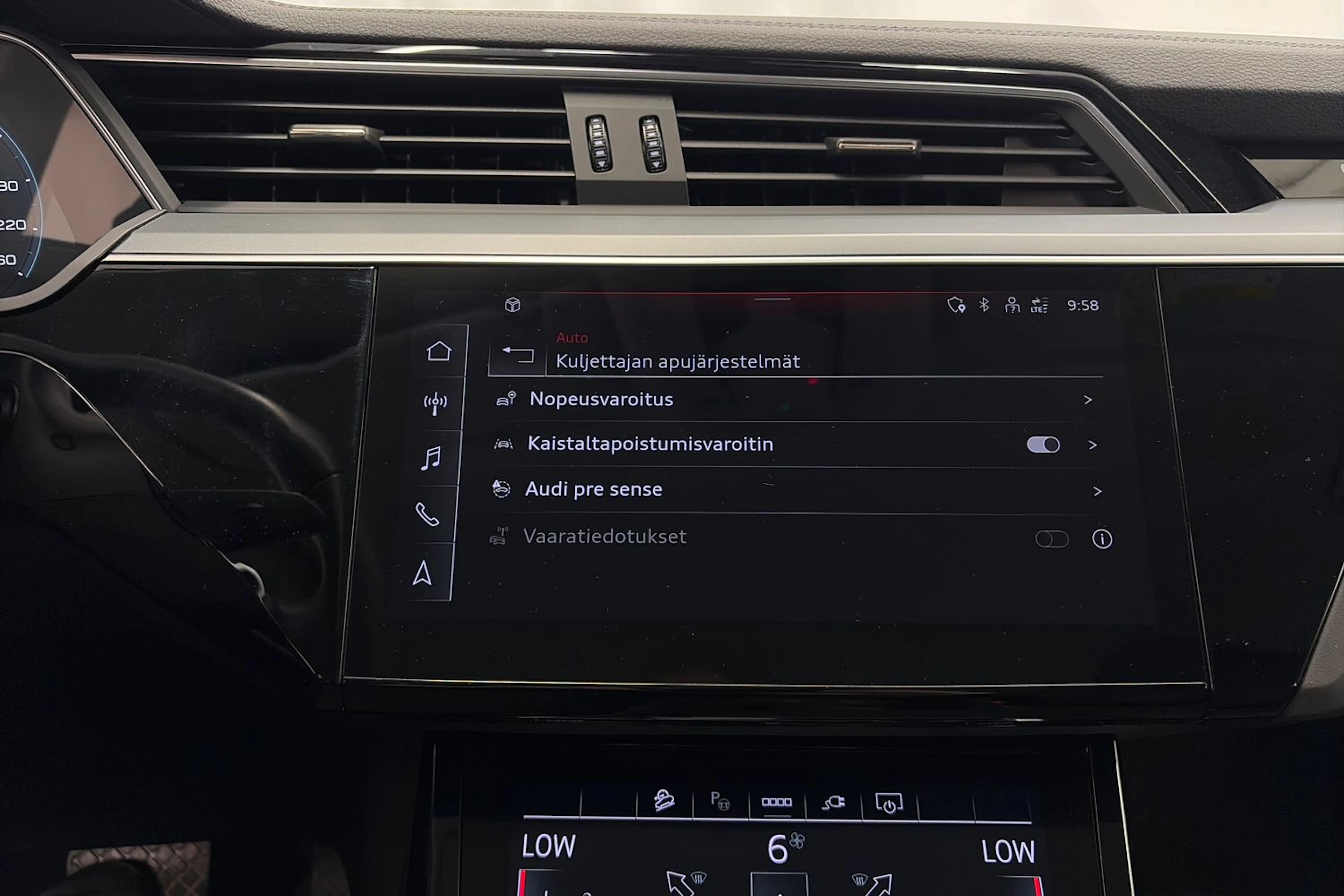 sininen Audi Q8 e-tron 2024 kuva 22.