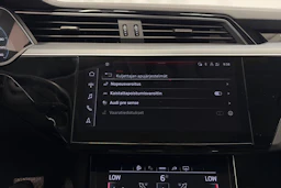 sininen Audi Q8 e-tron 2024 kuva 22.
