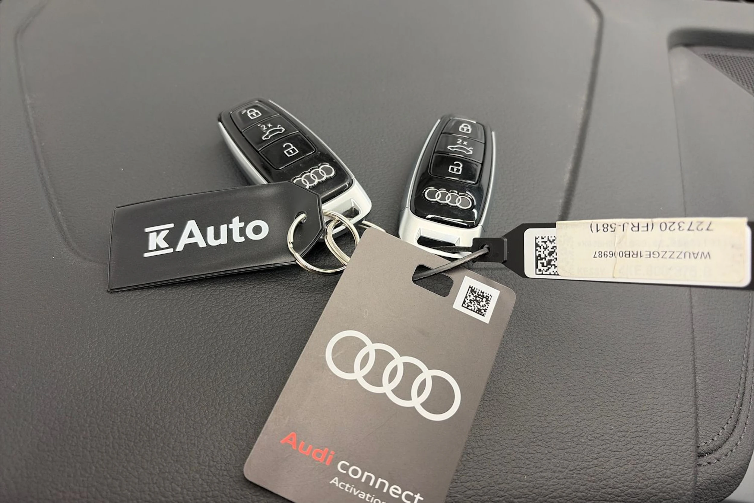 sininen Audi Q8 e-tron 2024 kuva 24.