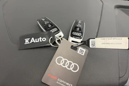 sininen Audi Q8 e-tron 2024 kuva 24.