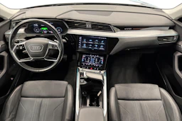 harmaa Audi Q8 e-tron 2024 kuva 7.
