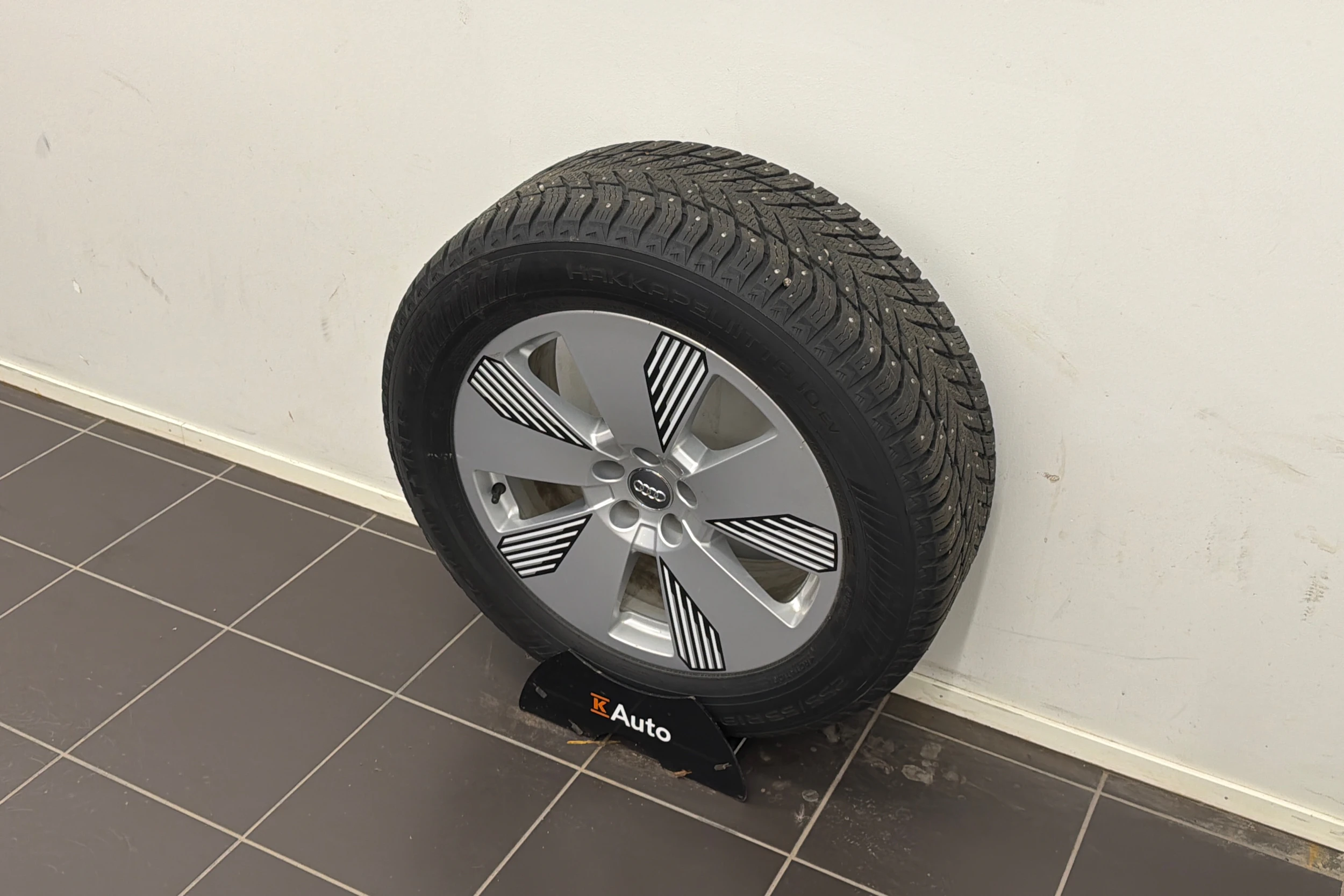 harmaa Audi Q8 e-tron 2024 kuva 10.