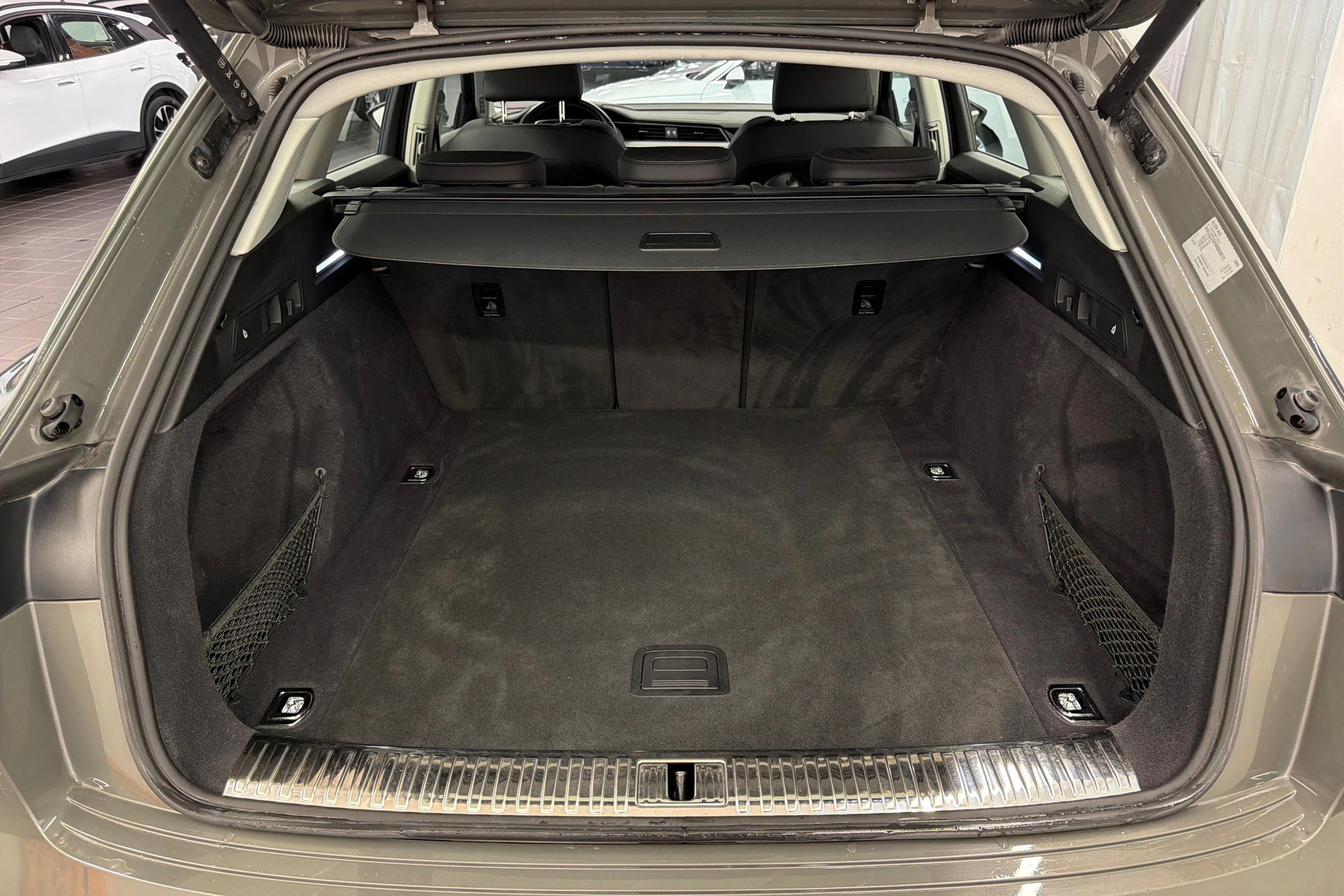 harmaa Audi Q8 e-tron 2024 kuva 11.