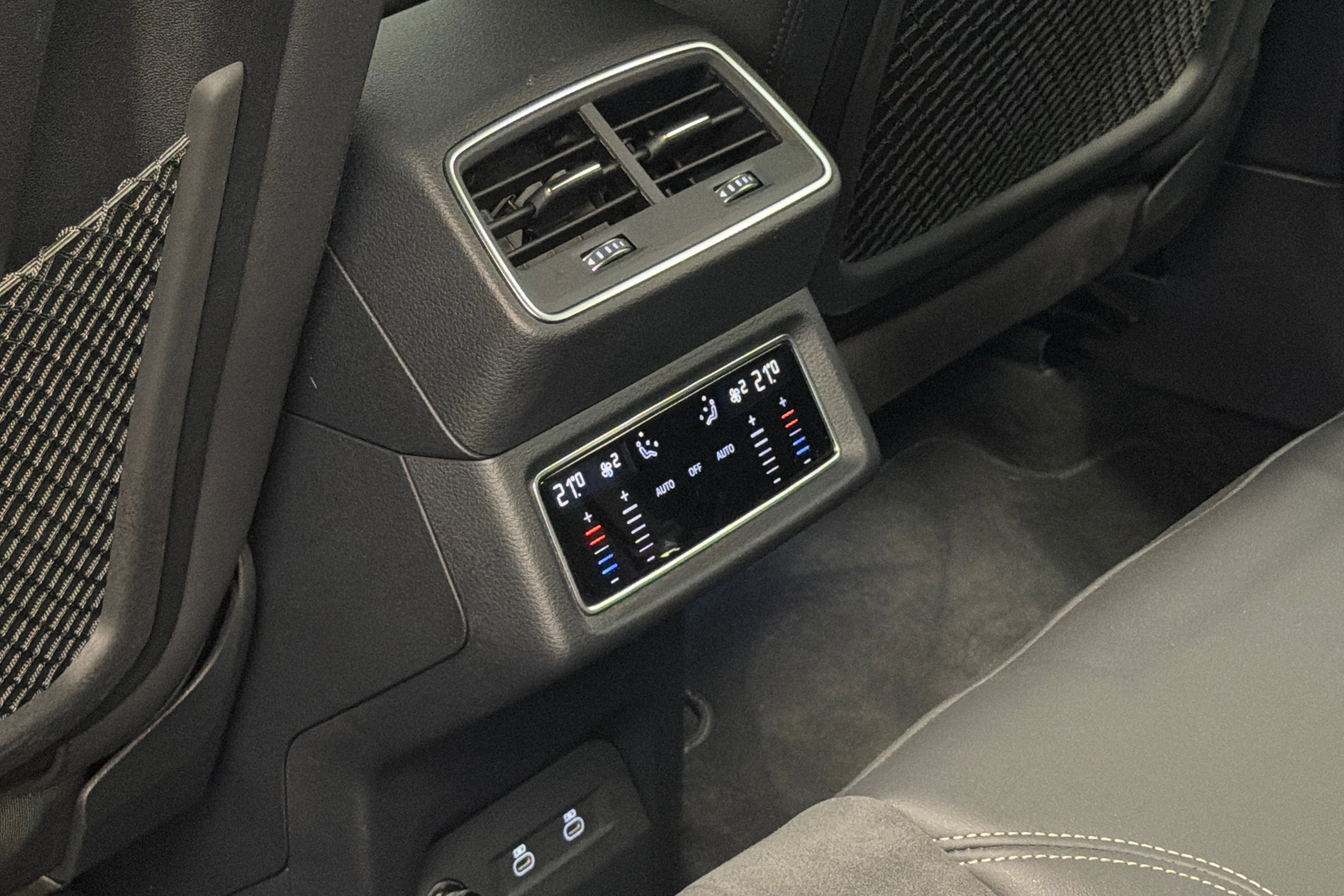 harmaa Audi Q8 e-tron 2024 kuva 13.