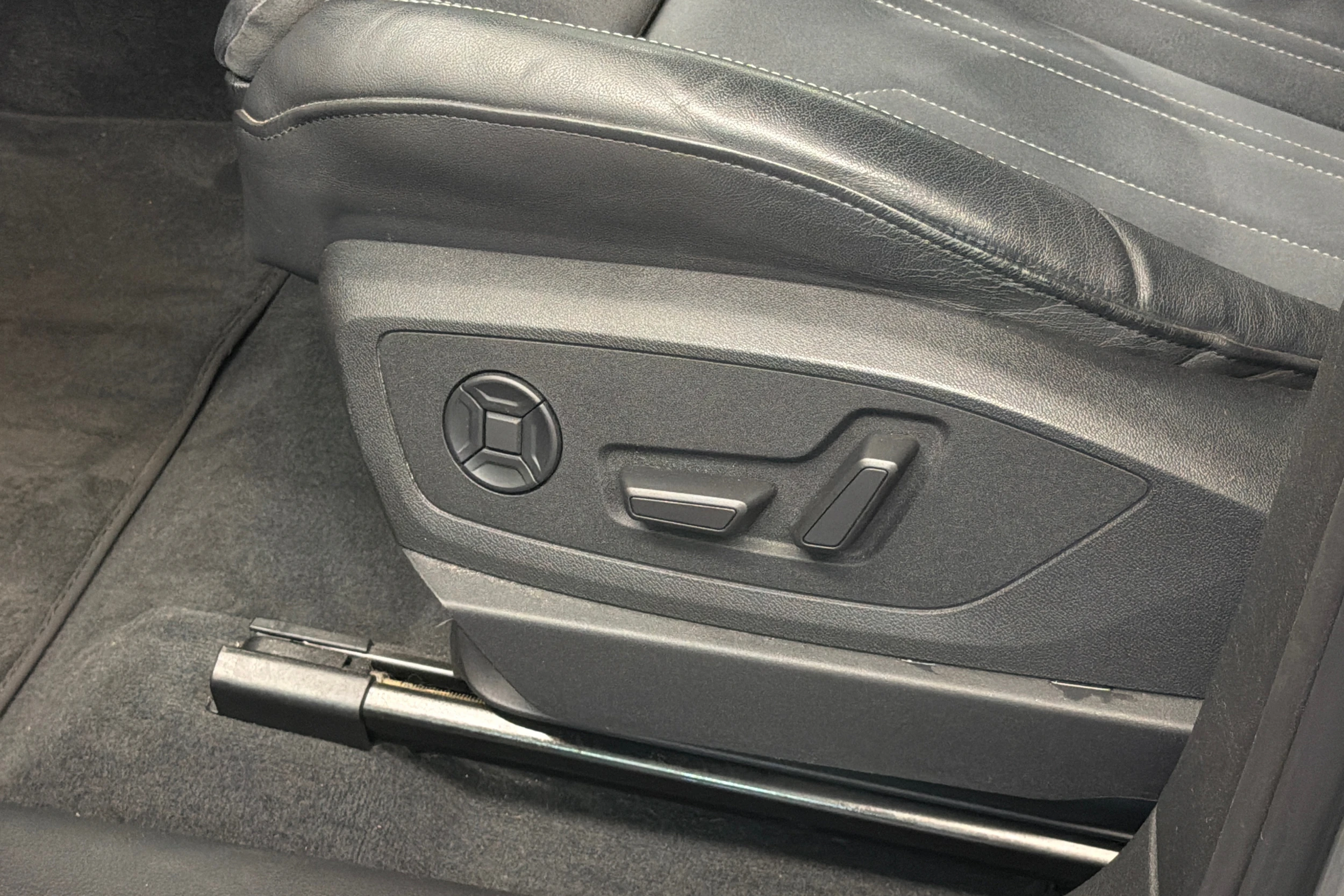 harmaa Audi Q8 e-tron 2024 kuva 15.