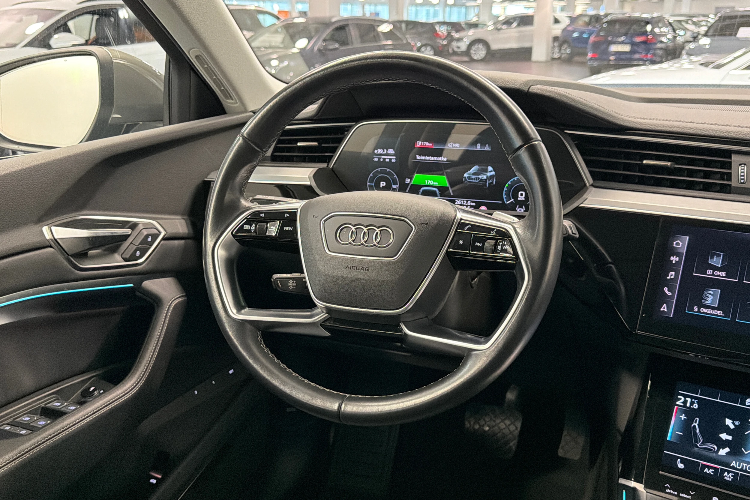 harmaa Audi Q8 e-tron 2024 kuva 16.