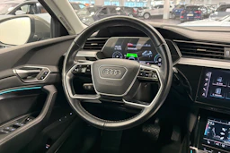 harmaa Audi Q8 e-tron 2024 kuva 16.