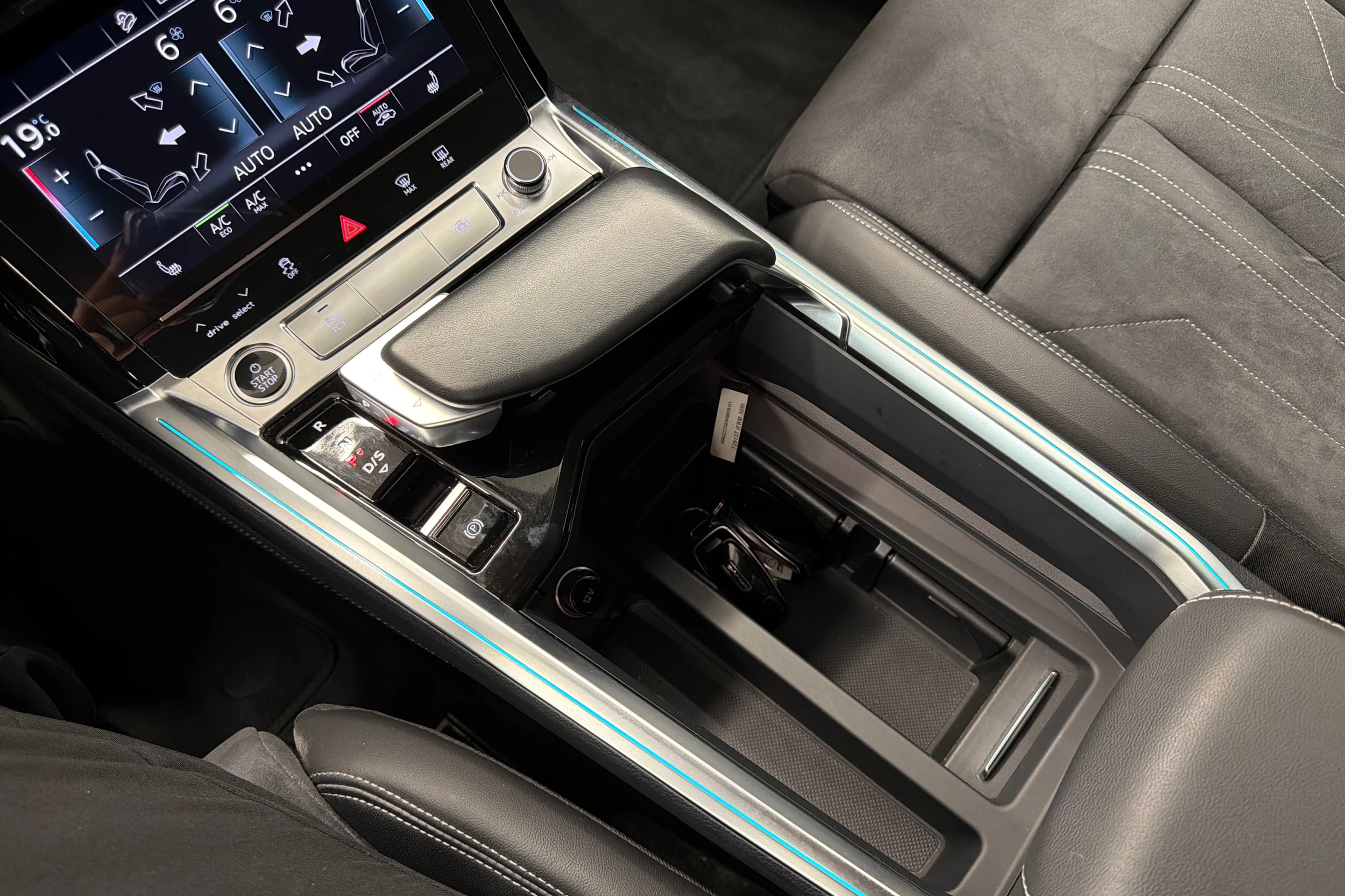 harmaa Audi Q8 e-tron 2024 kuva 23.
