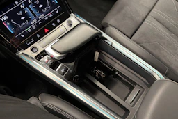harmaa Audi Q8 e-tron 2024 kuva 23.