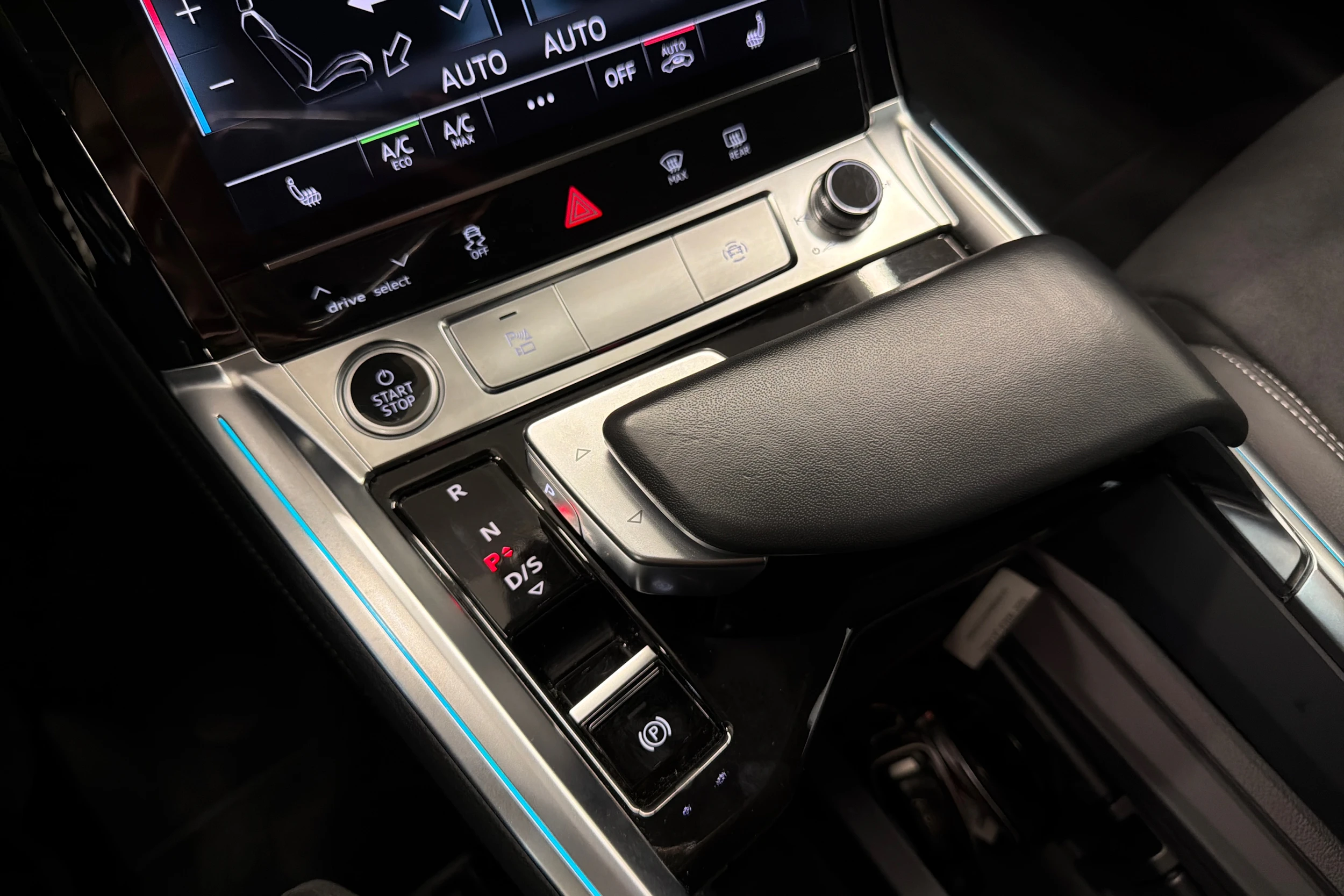 harmaa Audi Q8 e-tron 2024 kuva 24.