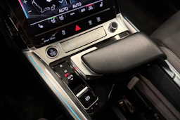 harmaa Audi Q8 e-tron 2024 kuva 24.