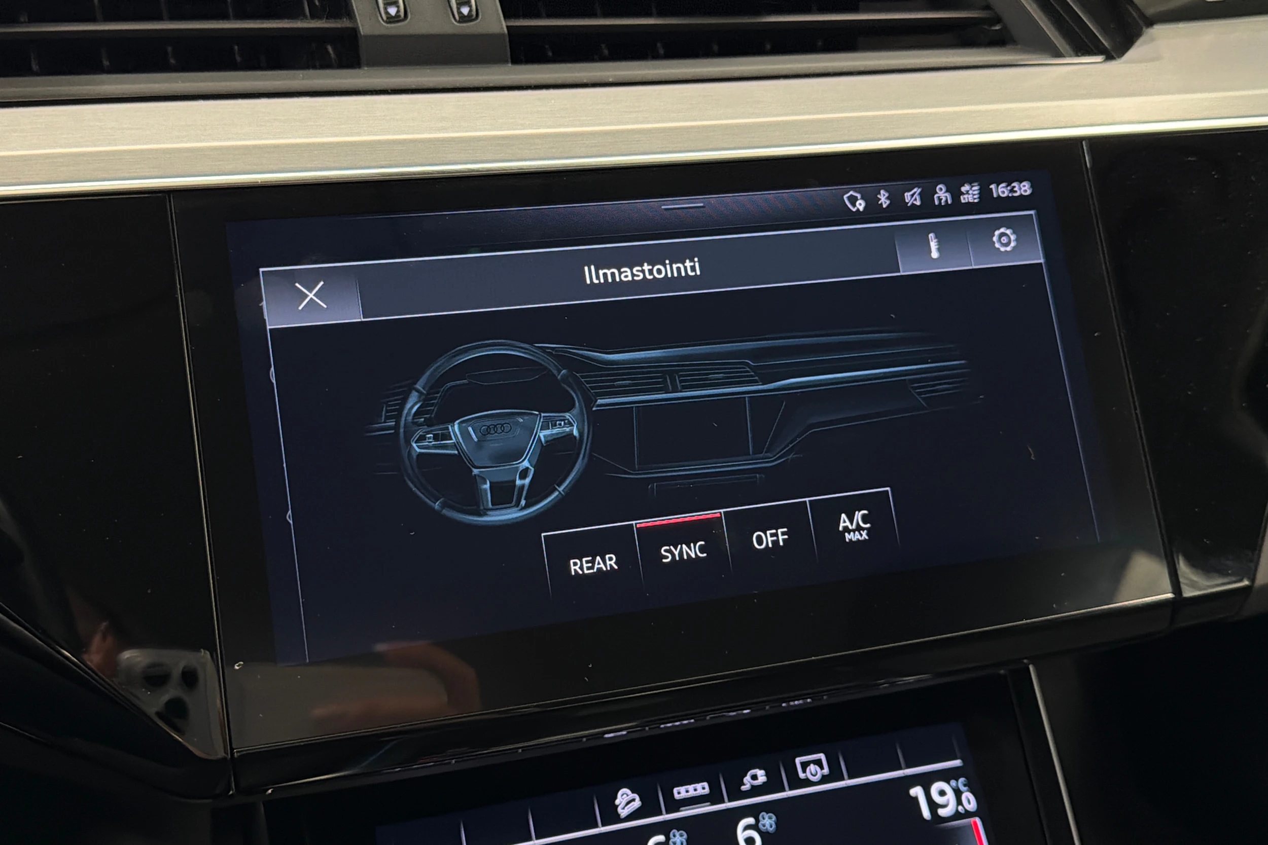 harmaa Audi Q8 e-tron 2024 kuva 26.