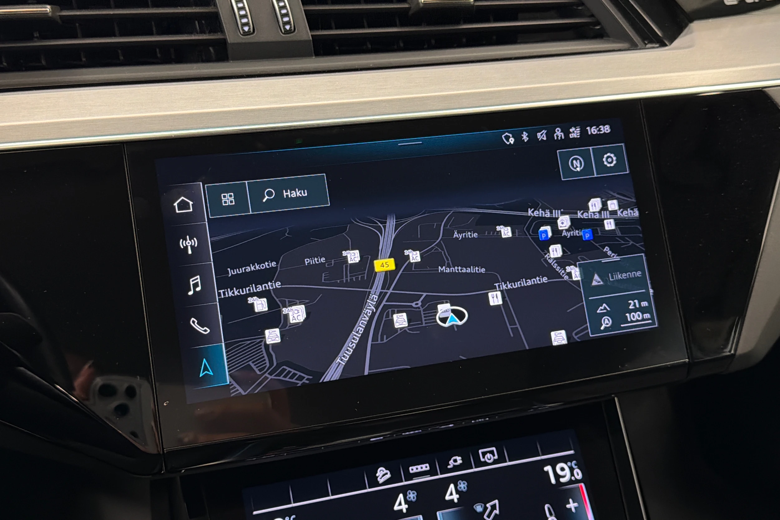 harmaa Audi Q8 e-tron 2024 kuva 28.