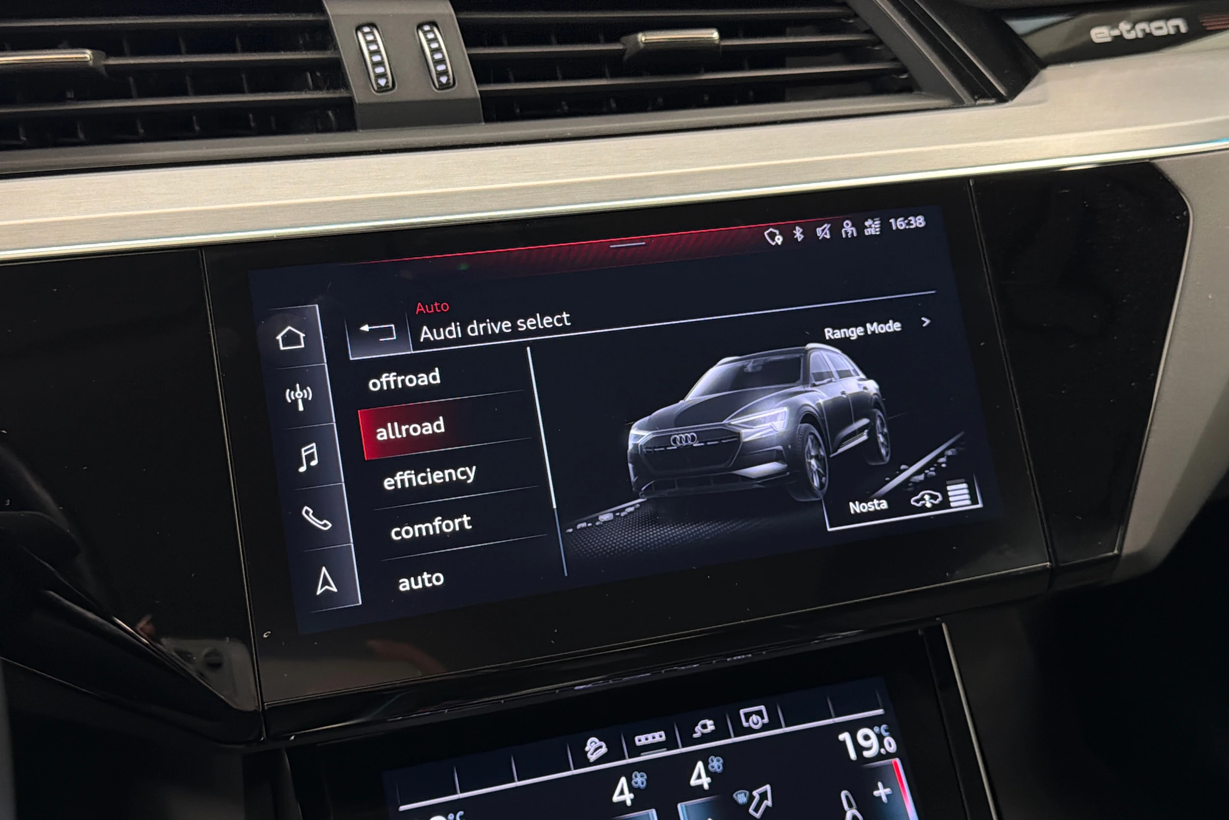harmaa Audi Q8 e-tron 2024 kuva 29.