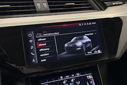 harmaa Audi Q8 e-tron 2024 kuva 29.