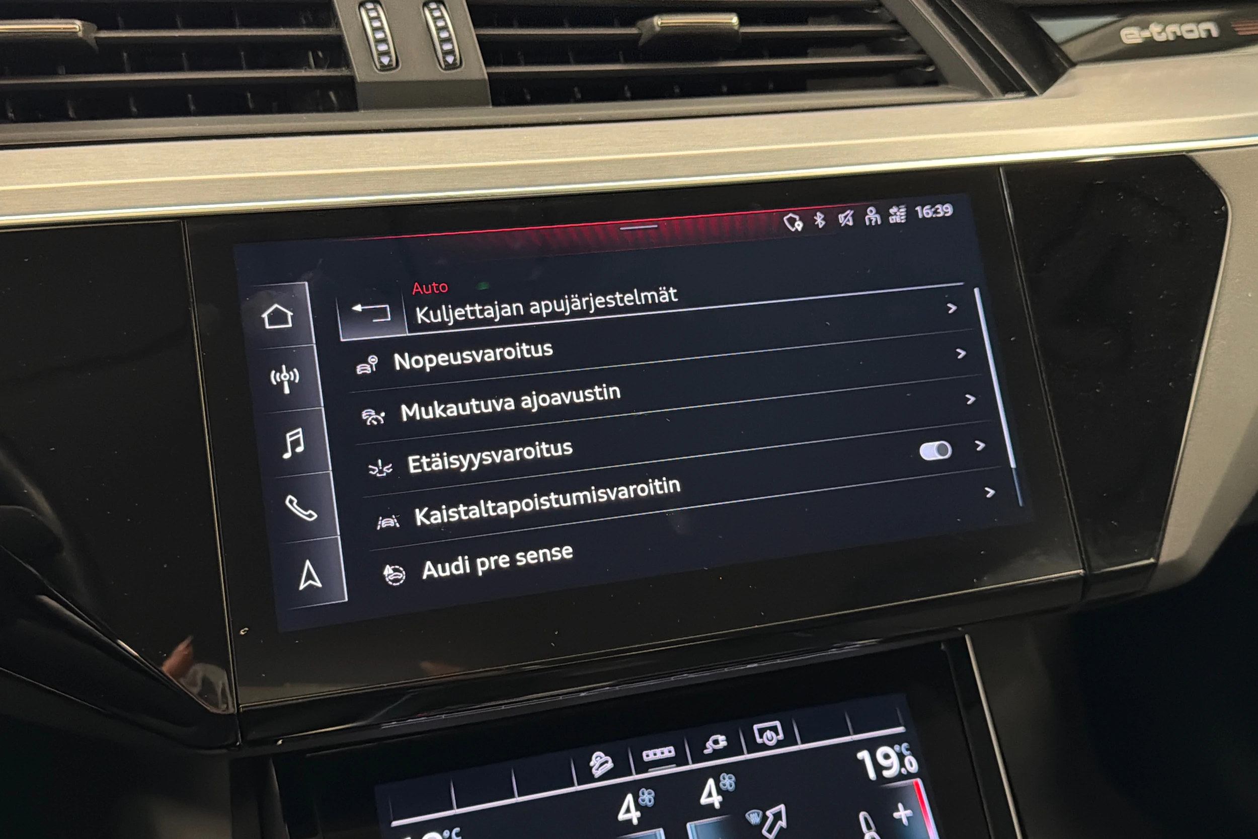 harmaa Audi Q8 e-tron 2024 kuva 30.