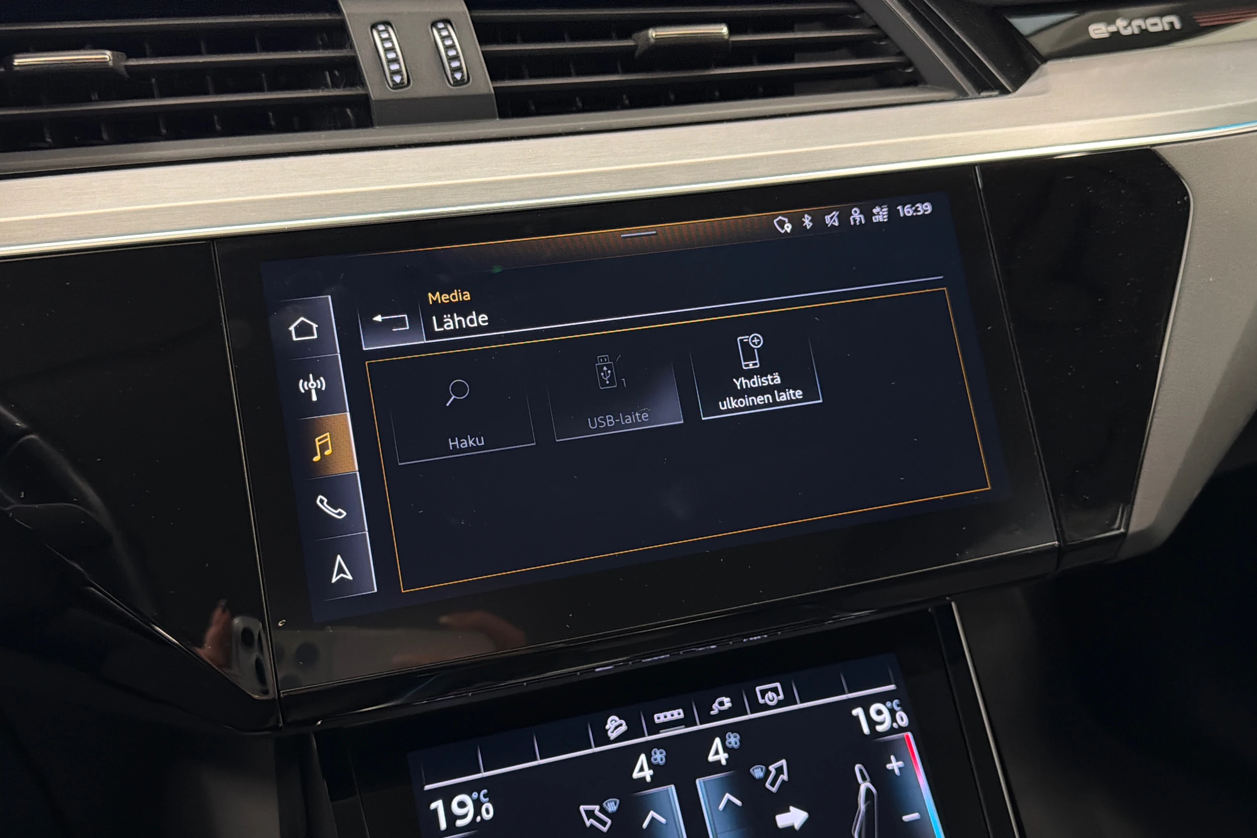 harmaa Audi Q8 e-tron 2024 kuva 32.