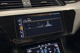 harmaa Audi Q8 e-tron 2024 kuva 32.