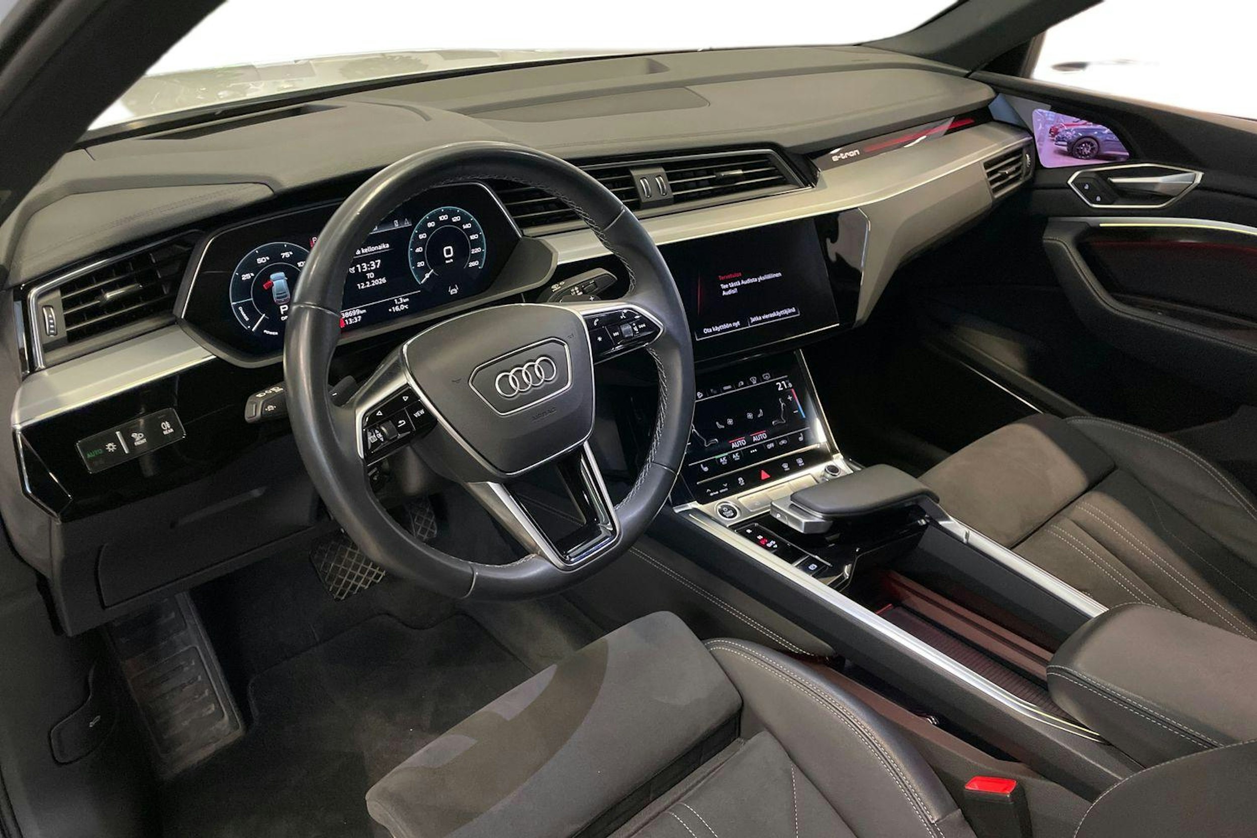 met. valkoinen Audi Q8 e-tron 2024 kuva 7.