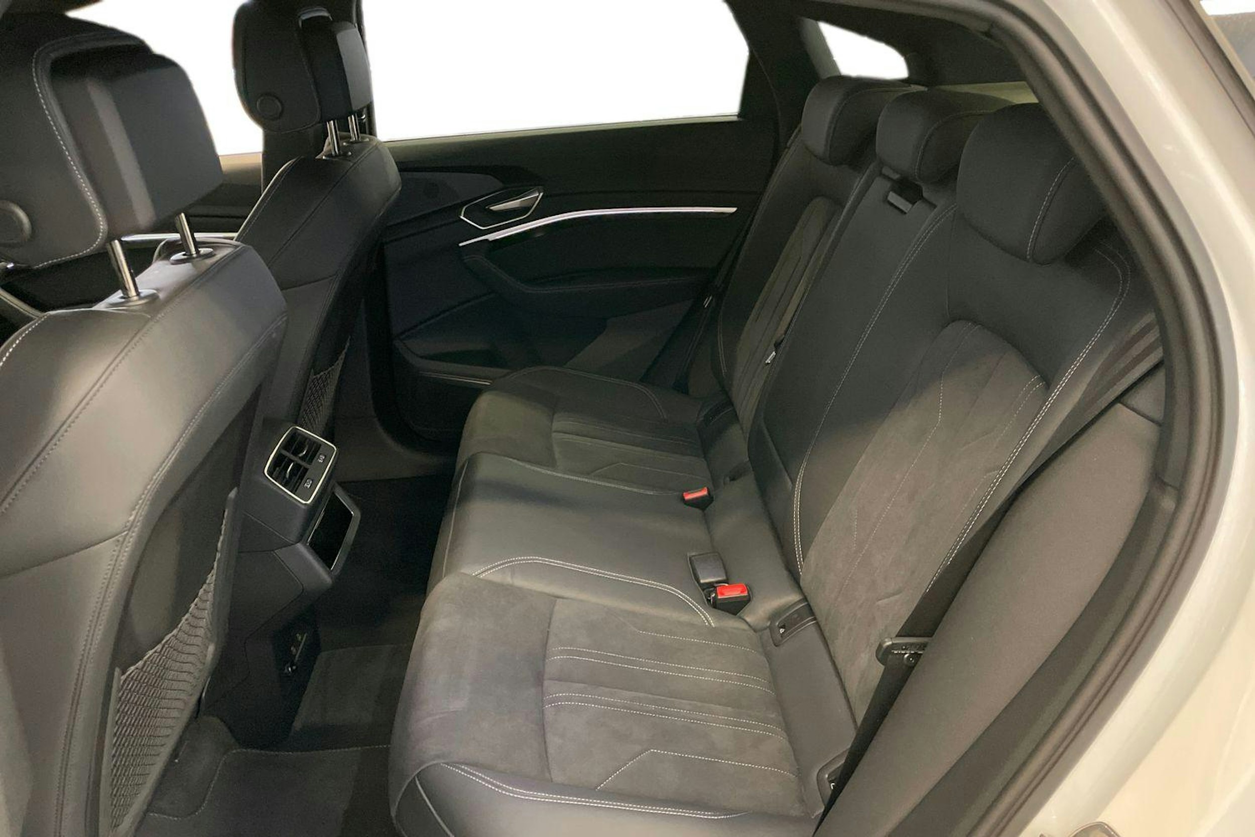 met. valkoinen Audi Q8 e-tron 2024 kuva 10.