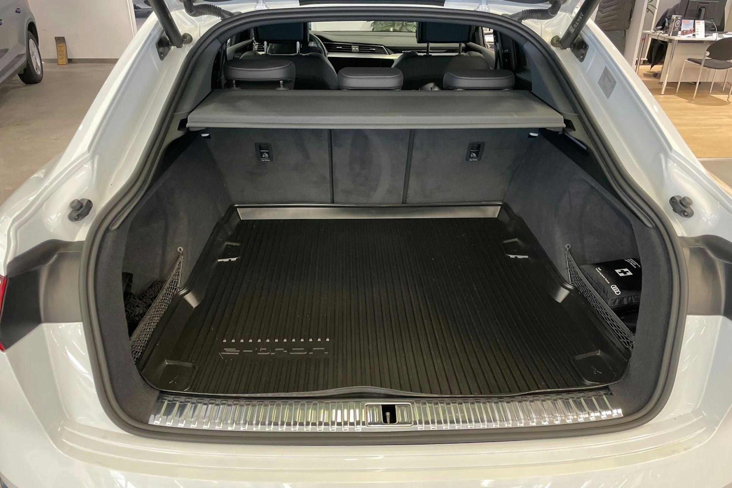 met. valkoinen Audi Q8 e-tron 2024 kuva 14.