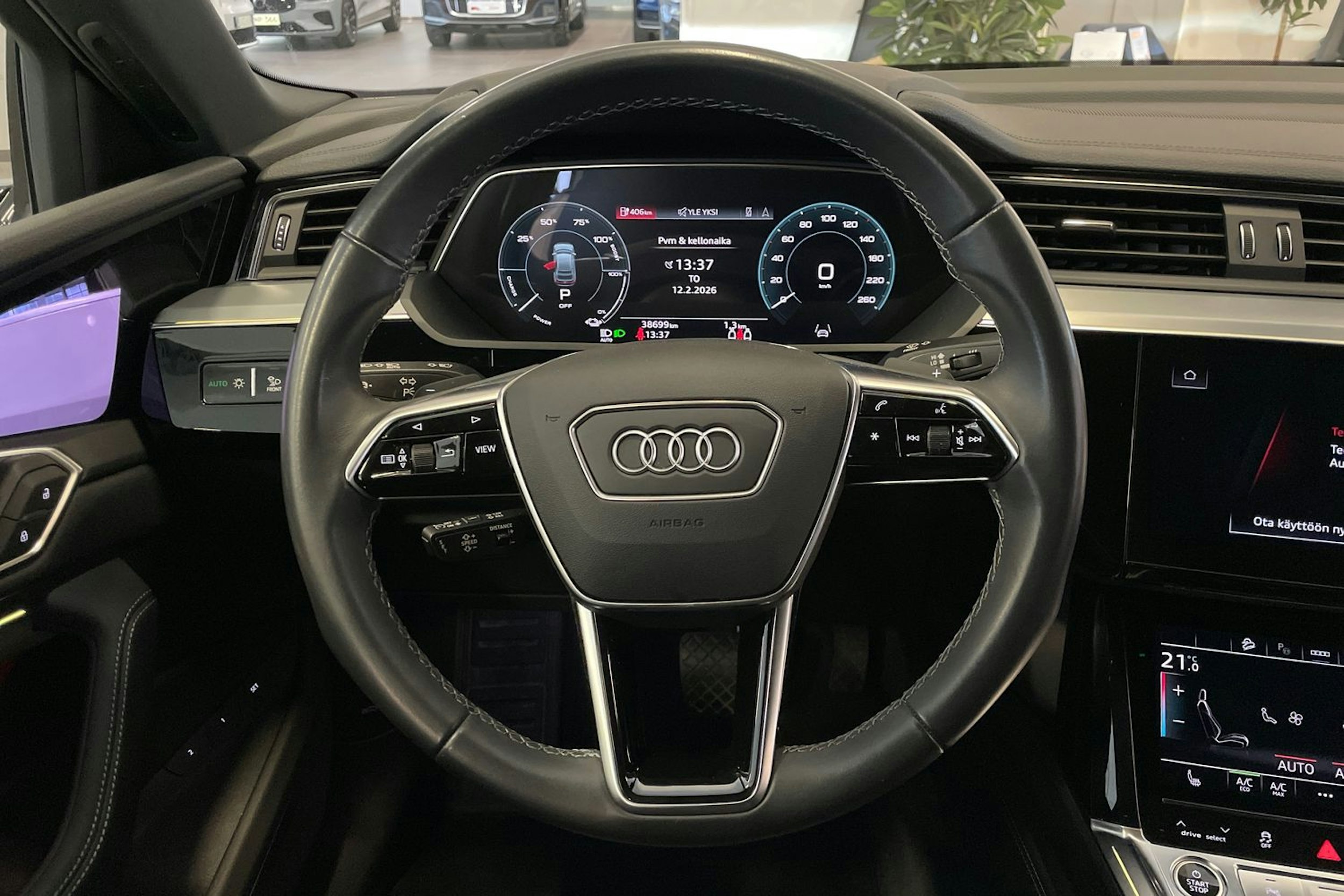 met. valkoinen Audi Q8 e-tron 2024 kuva 16.