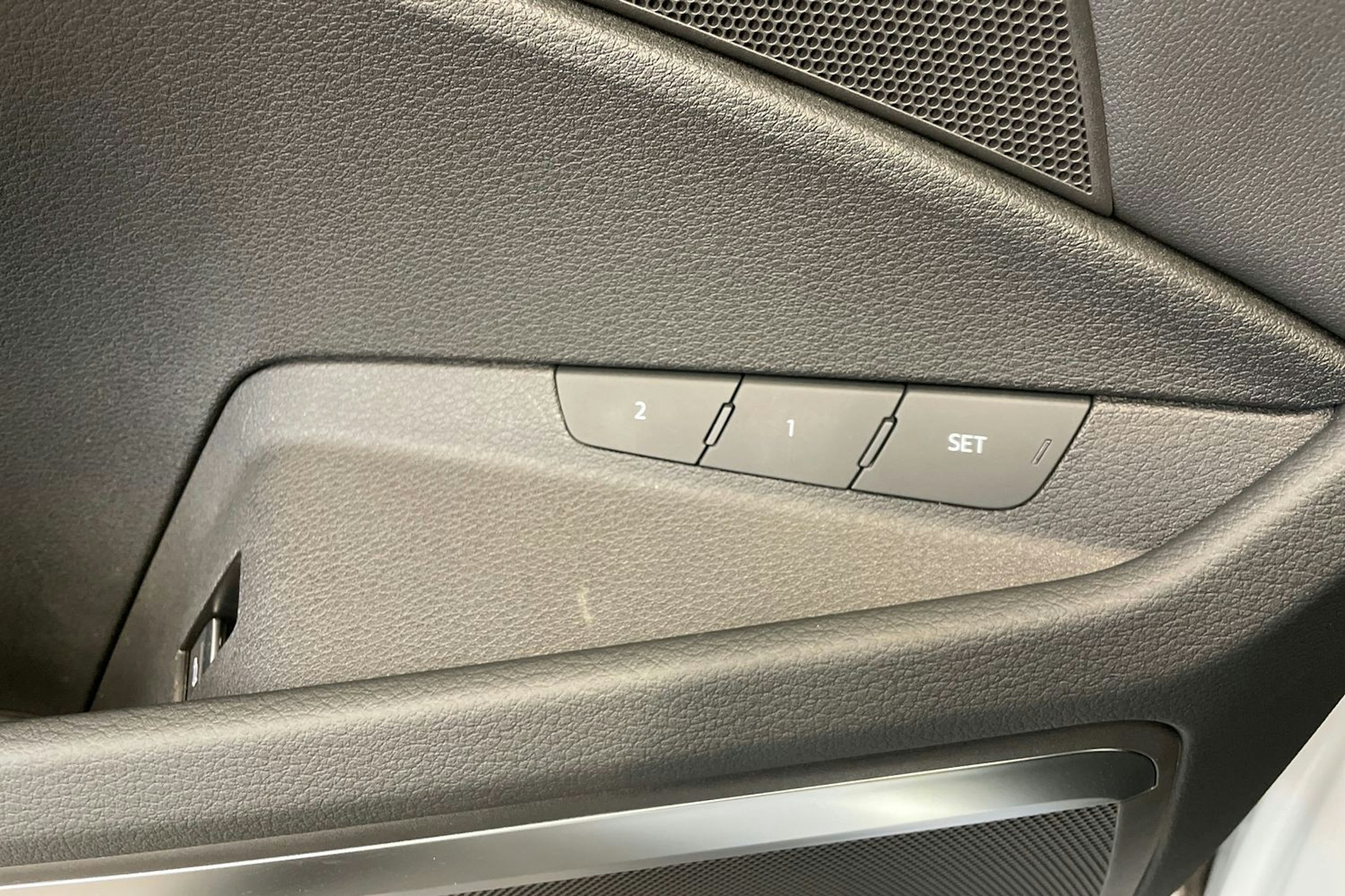 met. valkoinen Audi Q8 e-tron 2024 kuva 18.