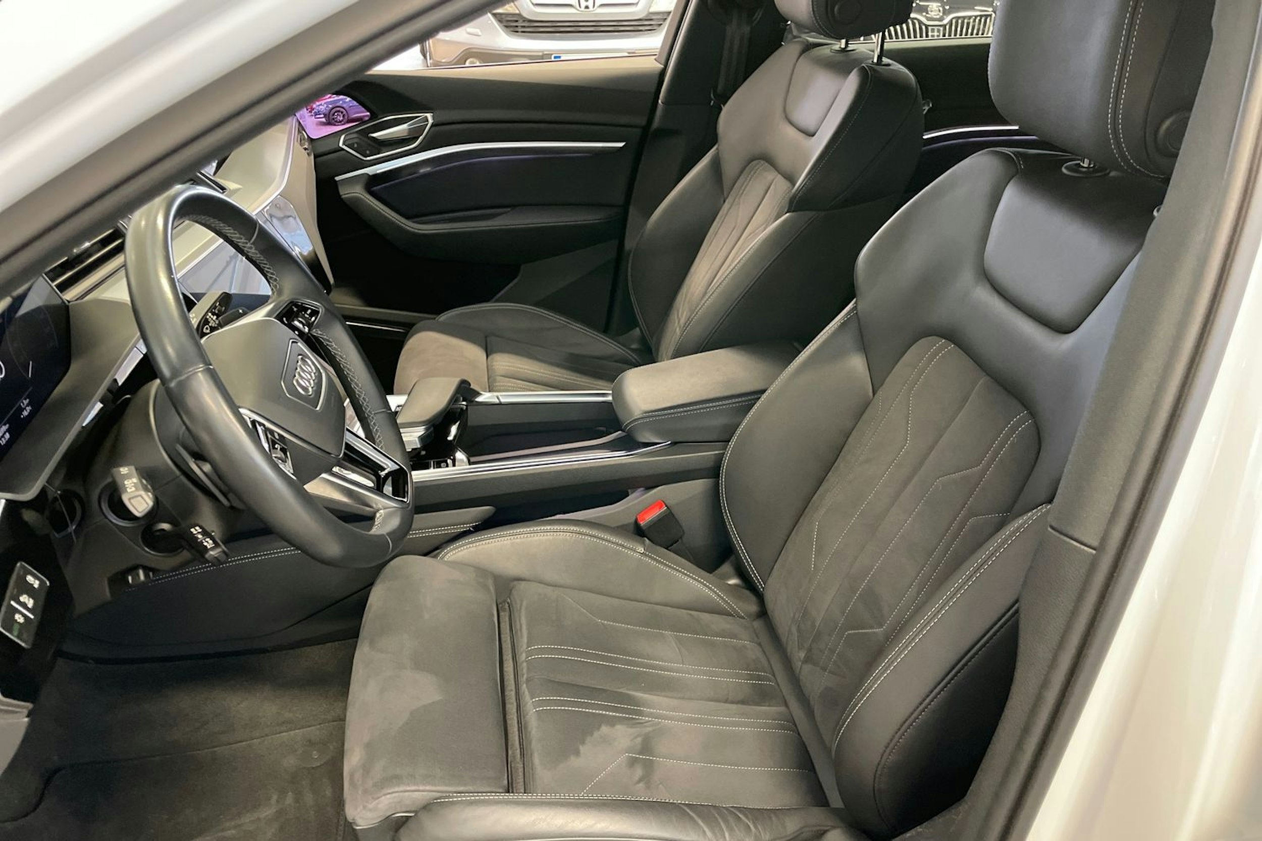 met. valkoinen Audi Q8 e-tron 2024 kuva 21.