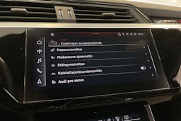 met. valkoinen Audi Q8 e-tron 2024 kuva 25.