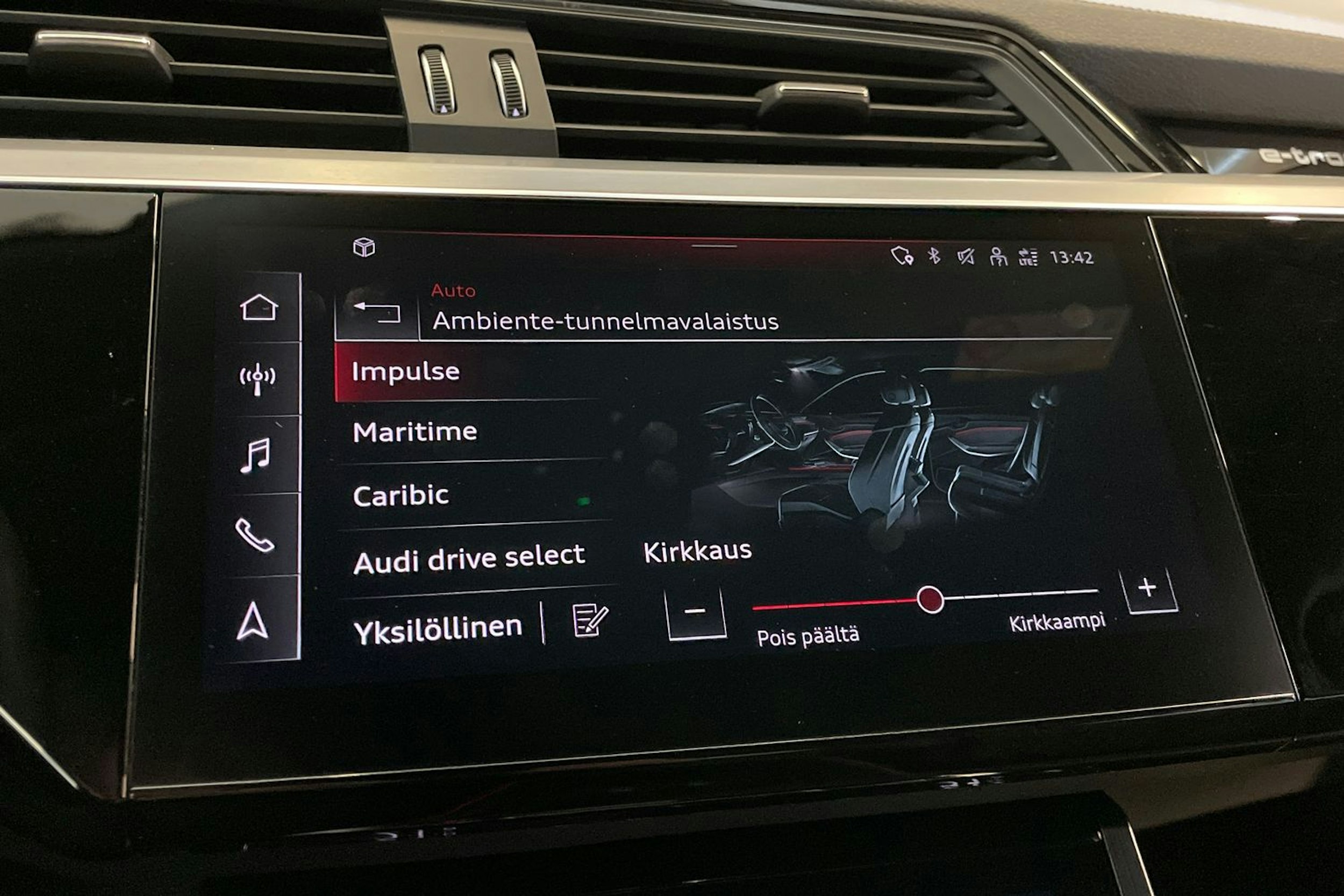met. valkoinen Audi Q8 e-tron 2024 kuva 26.