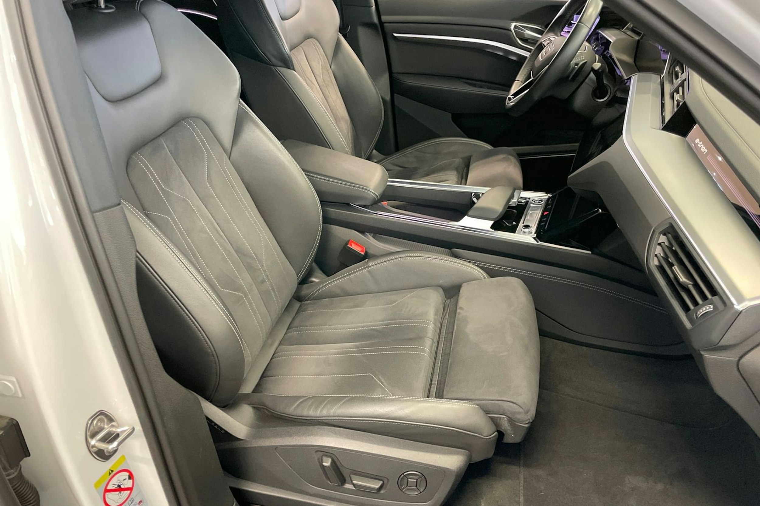 met. valkoinen Audi Q8 e-tron 2024 kuva 30.