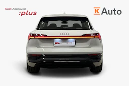 valkoinen Audi Q8 e-tron 2024 kuva 3.