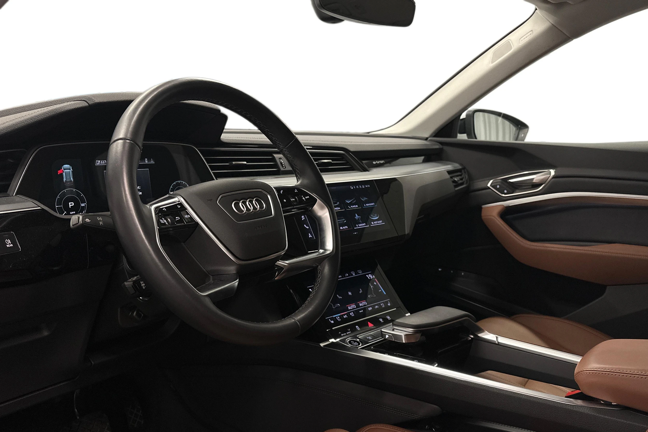 valkoinen Audi Q8 e-tron 2024 kuva 6.
