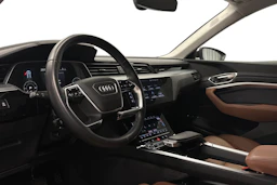 valkoinen Audi Q8 e-tron 2024 kuva 6.
