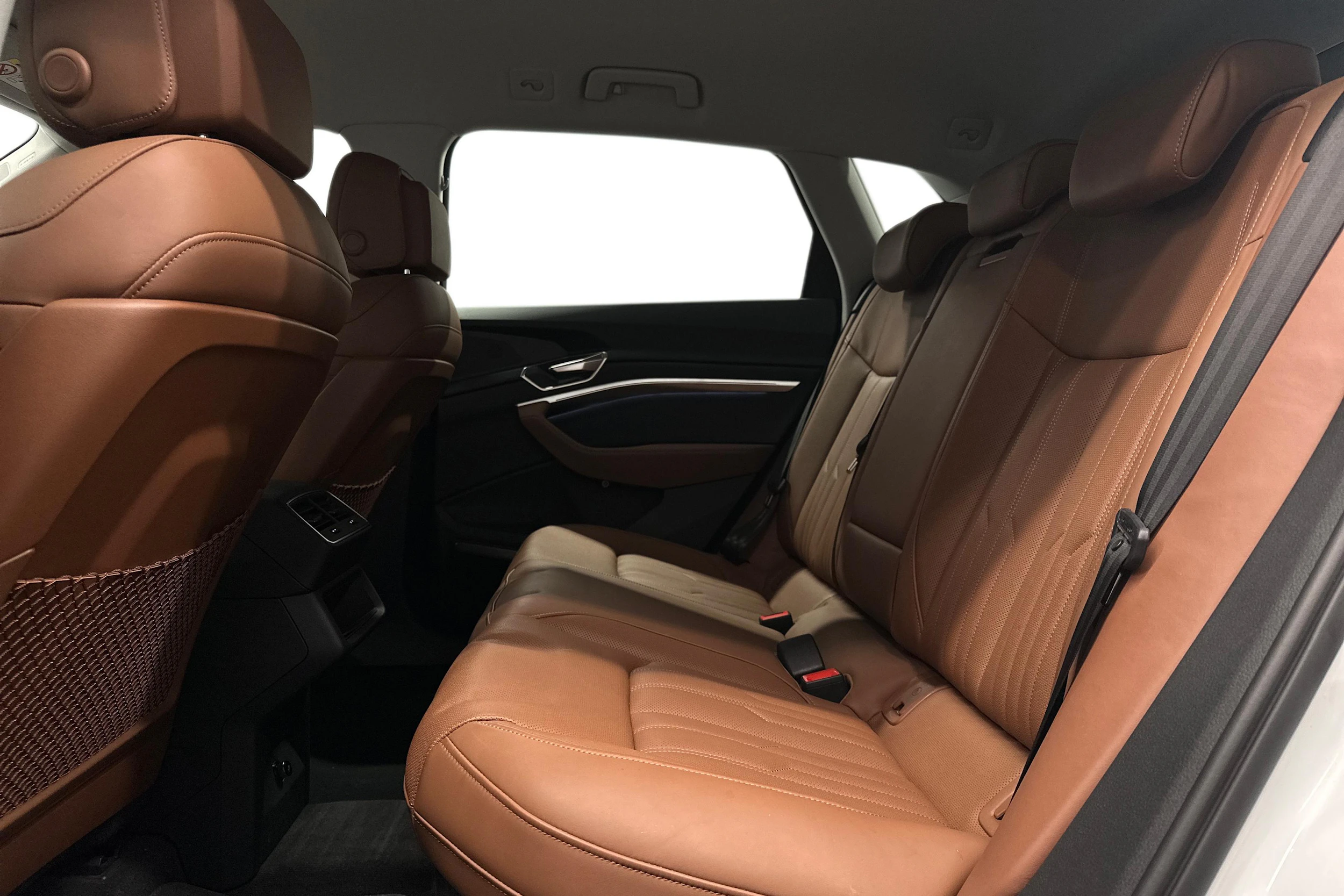 valkoinen Audi Q8 e-tron 2024 kuva 8.