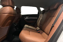 valkoinen Audi Q8 e-tron 2024 kuva 8.